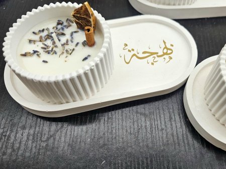 صينية وشمعة مع اسم ذهبي