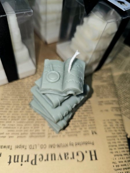 شمعة الكتاب