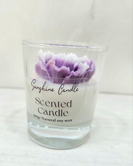 شمعة زجاج مع وردة