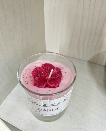 شمعة زجاجية مع ورد