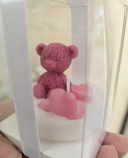 الدب تيدي على قاعدة شمع